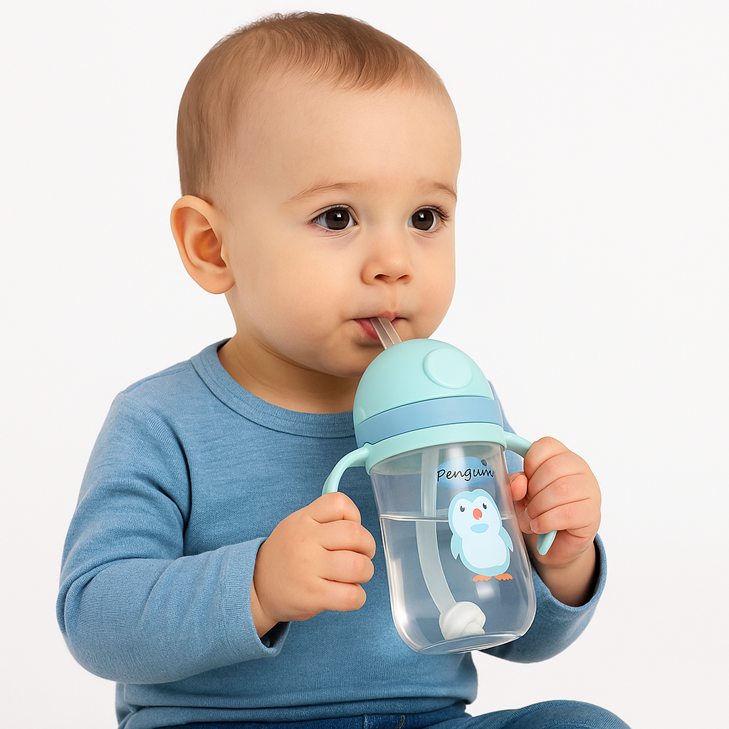 Bebé tomando agua en vaso pitillo 350 ml antiderrame